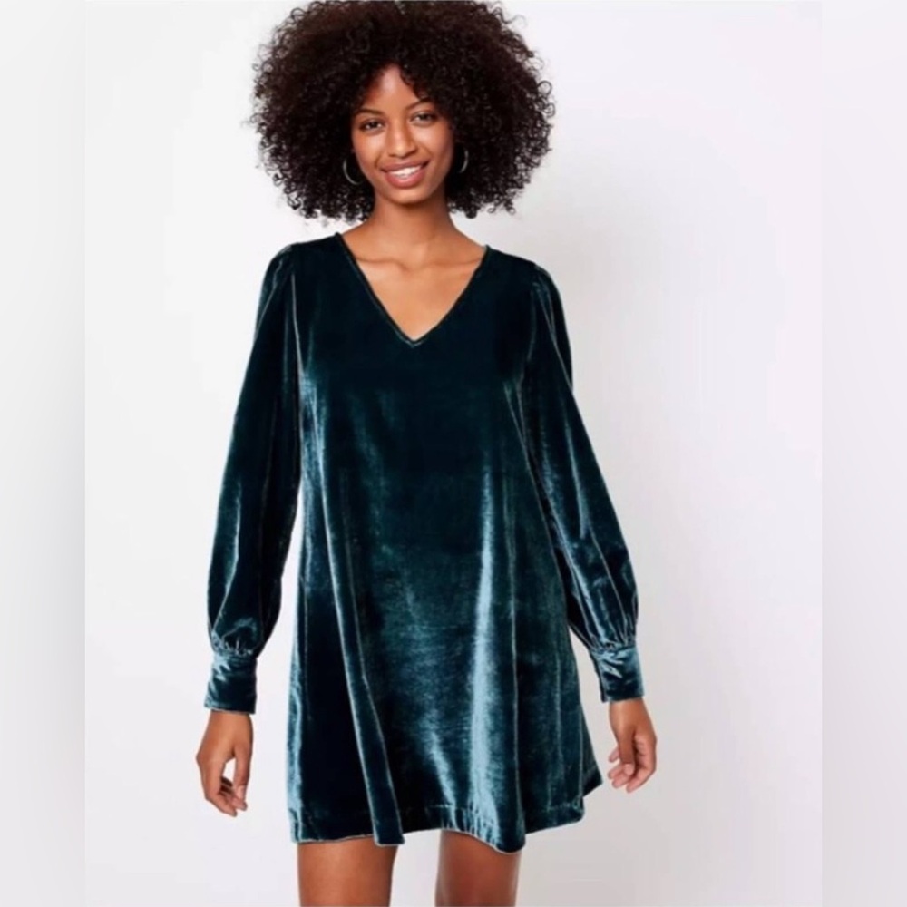 {Loft}-Size: S-Green V Neck Long Sleeve Velvet Shift Dress